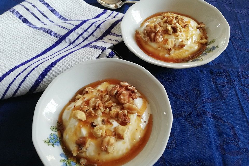 Griechischer Joghurt mit Honig und Walnüssen