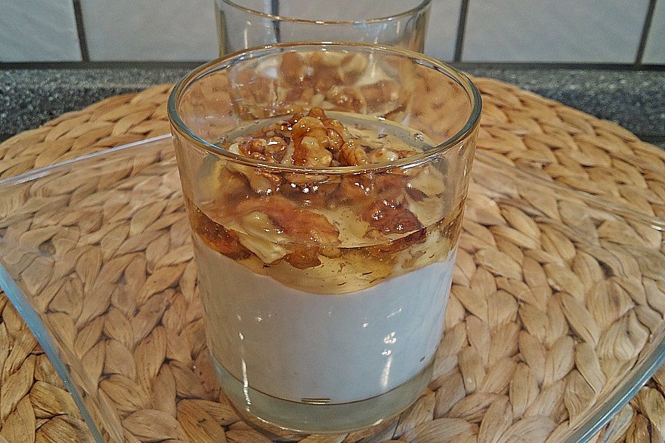 Griechischer Joghurt mit Honig und Walnüssen