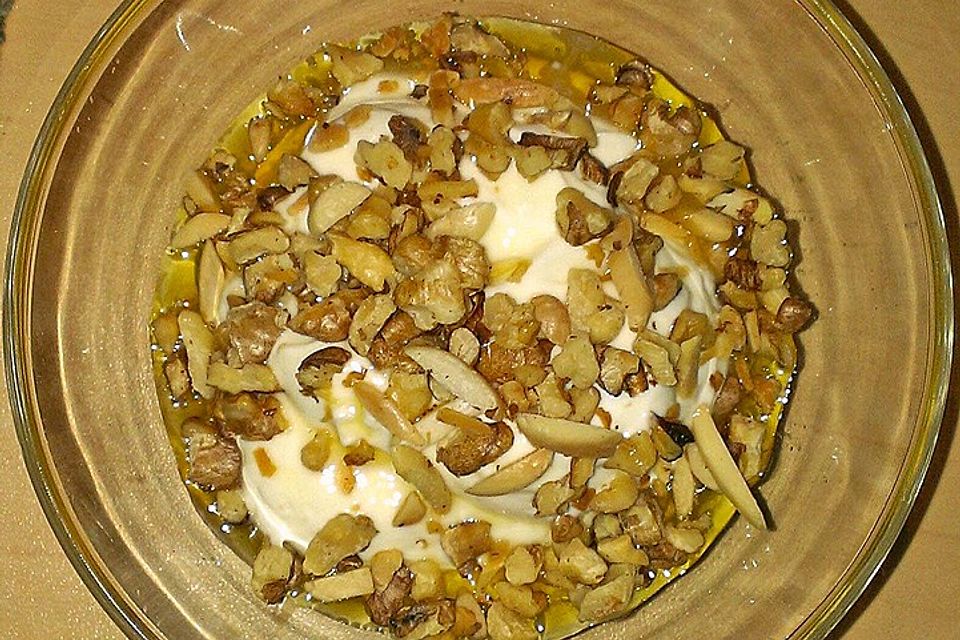 Griechischer Joghurt mit Honig und Walnüssen