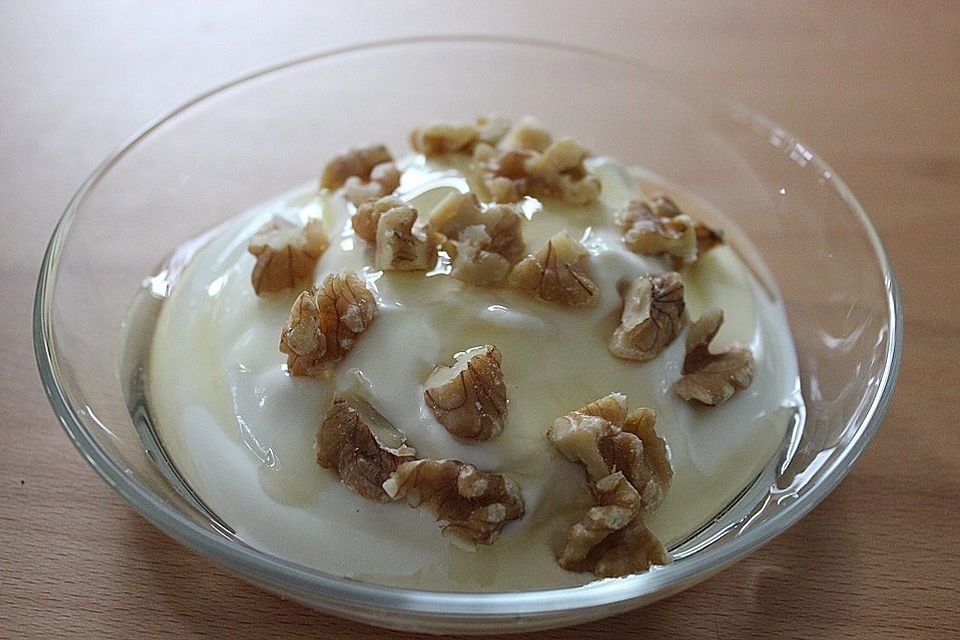 Griechischer Joghurt mit Honig und Walnüssen