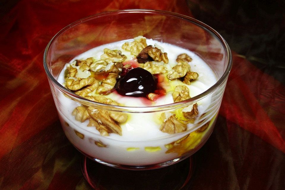 Griechischer Joghurt mit Honig und Walnüssen