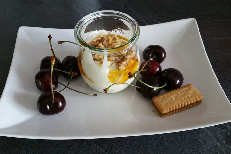 Griechischer Joghurt mit Honig und Walnüssen