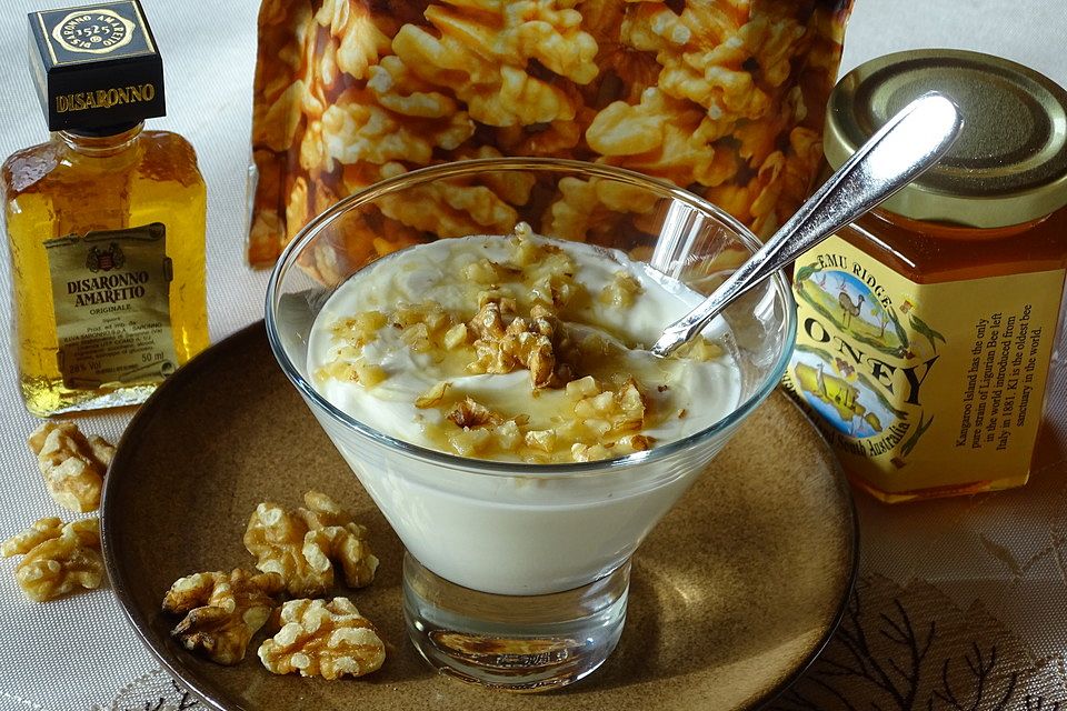 Griechischer Joghurt mit Honig und Walnüssen