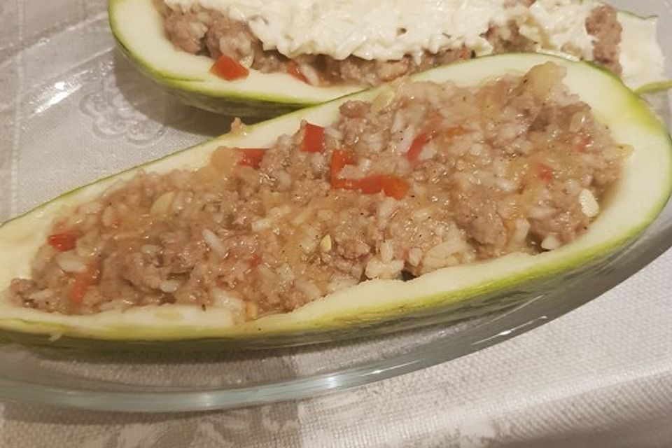 Zucchini mit Hackfleisch-Reisfüllung