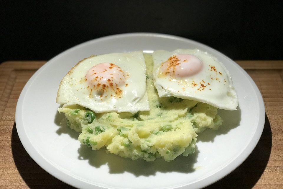 Kartoffel-Erbsen-Püree mit Curry-Spiegelei