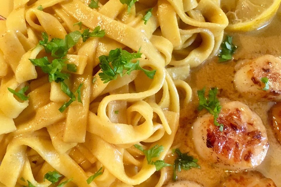 Spaghetti mit Currysauce und gegrillten Jakobsmuscheln