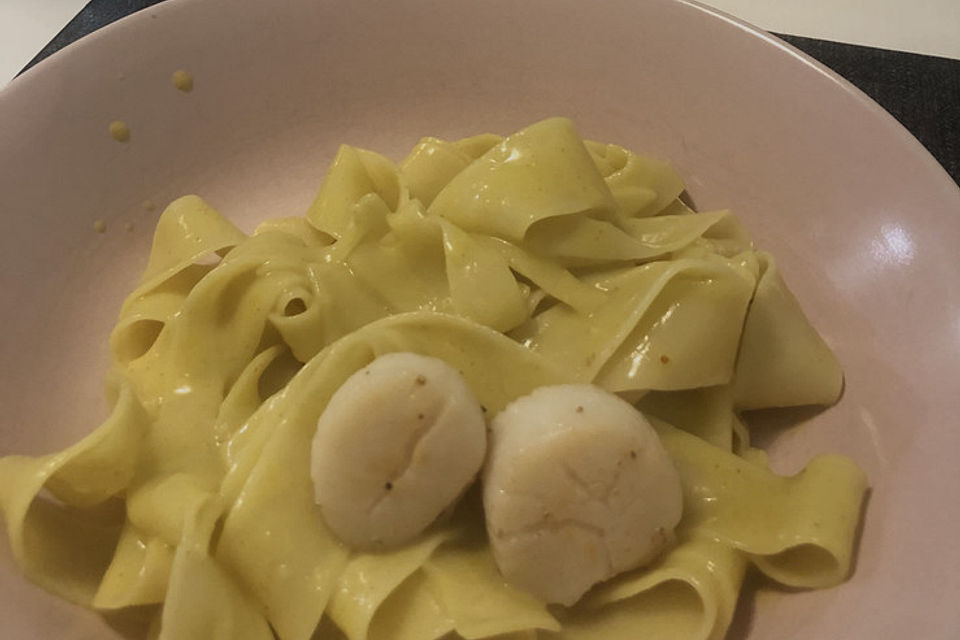 Spaghetti mit Currysauce und gegrillten Jakobsmuscheln