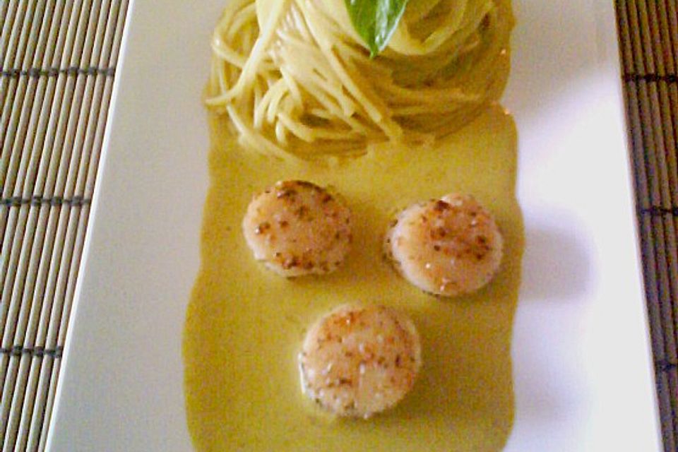 Spaghetti mit Currysauce und gegrillten Jakobsmuscheln