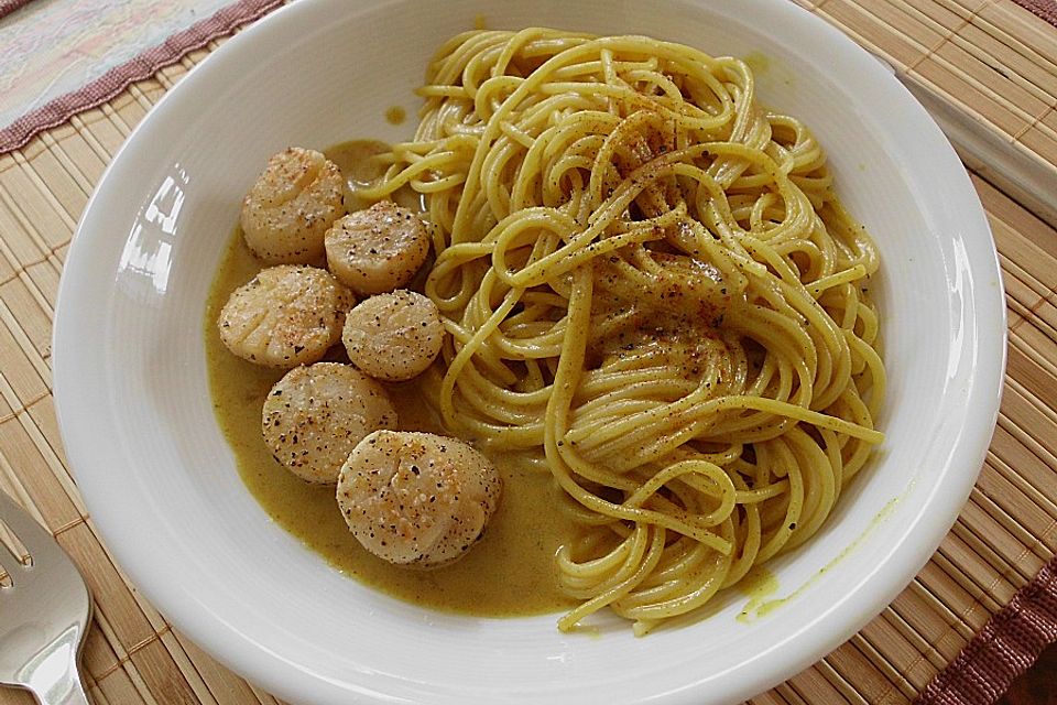 Spaghetti mit Currysauce und gegrillten Jakobsmuscheln