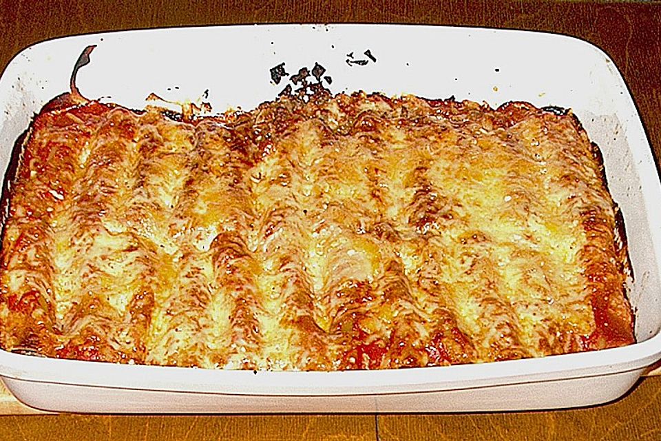 Herzhaft gefüllte Nudelröllchen mit Tomatensauce