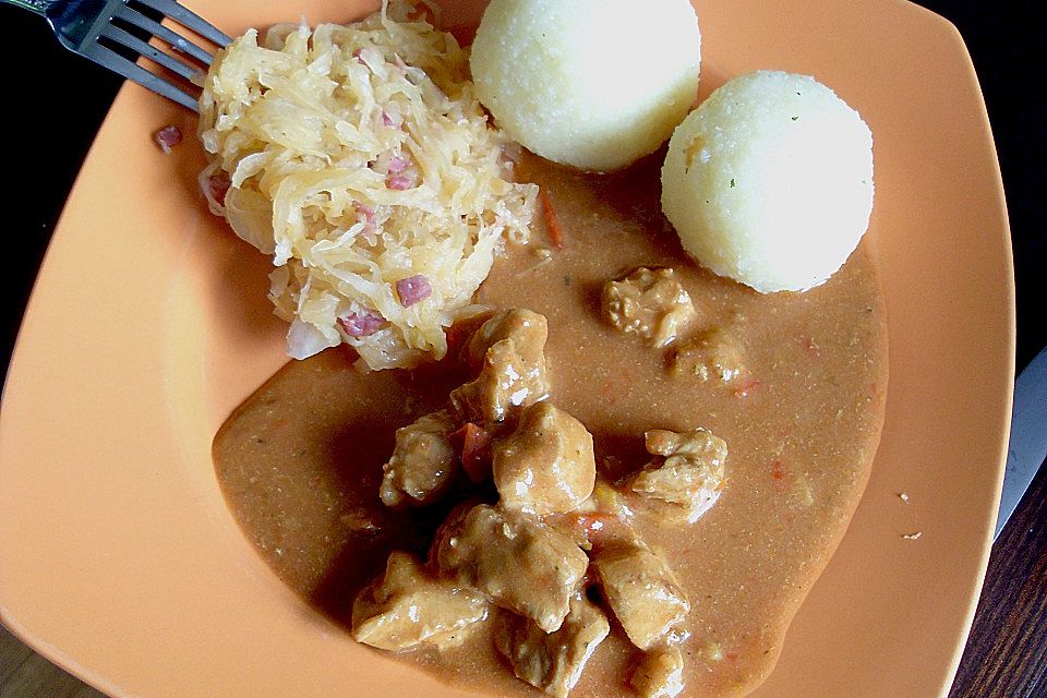 Deftiges Gulasch aus zweierlei Fleisch