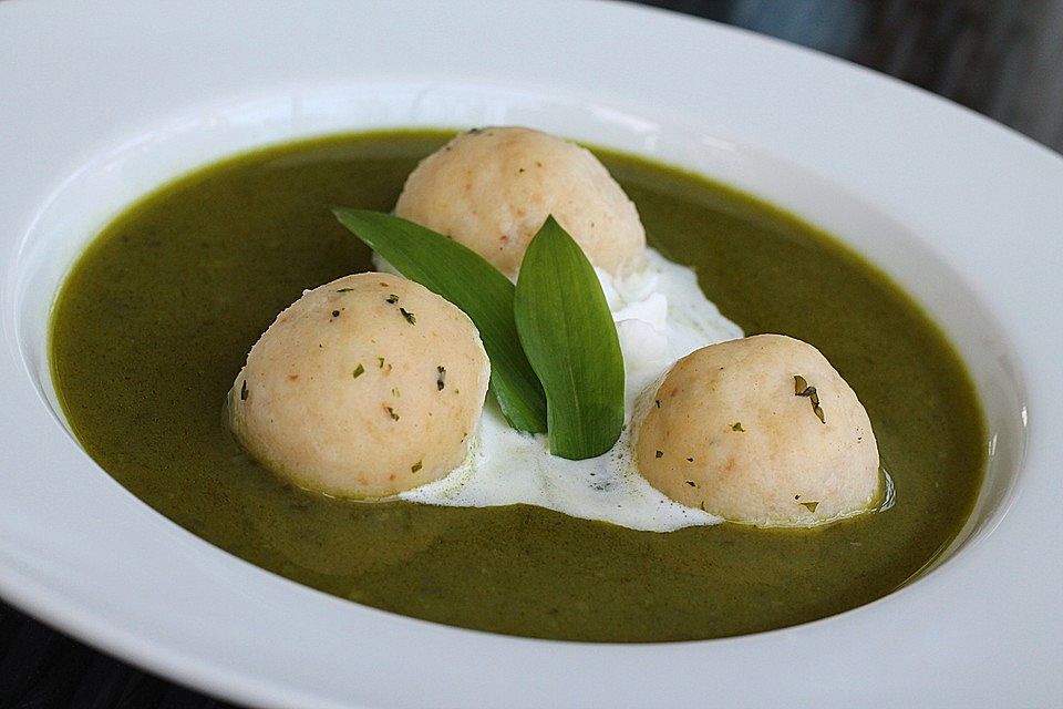 Bärlauchsuppe mit Frischkäseknöderl