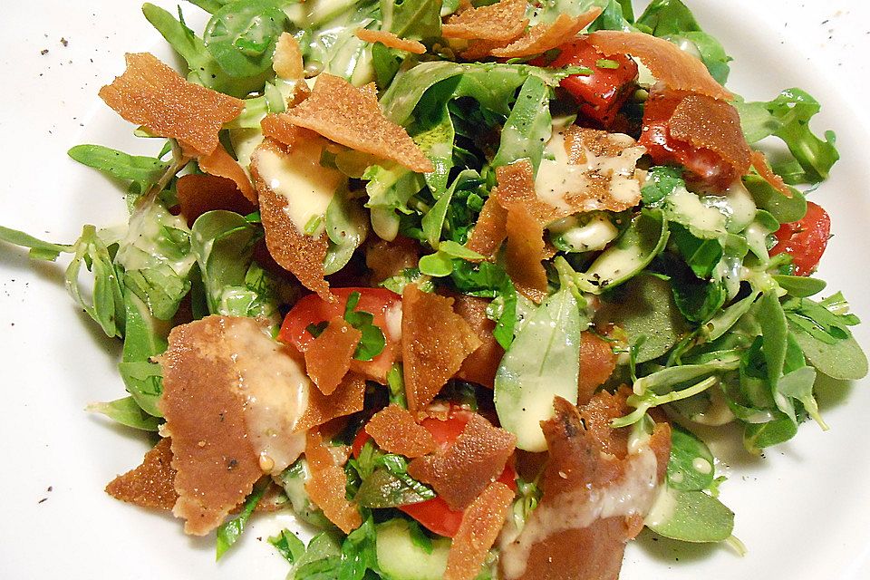 Libanesischer Salat mit Brotstückchen