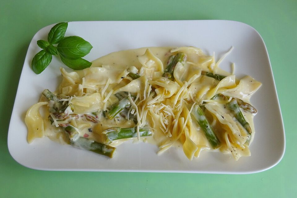 Nudeln mit Spargel in Pecorinosauce