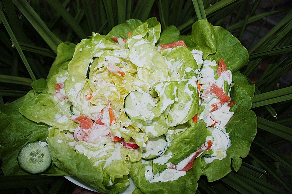 Kopfsalat mit geräuchertem Seelachs