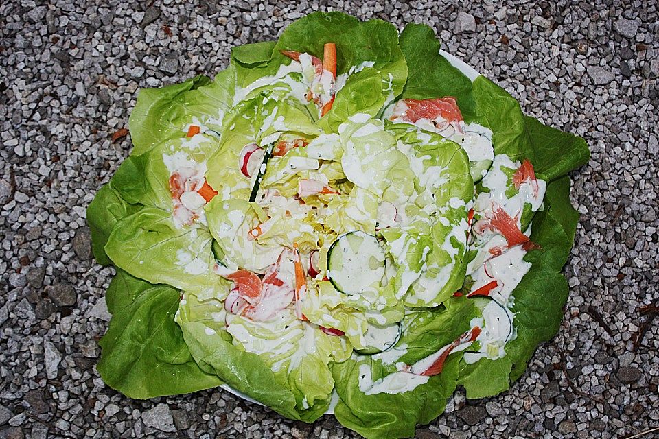 Kopfsalat mit geräuchertem Seelachs