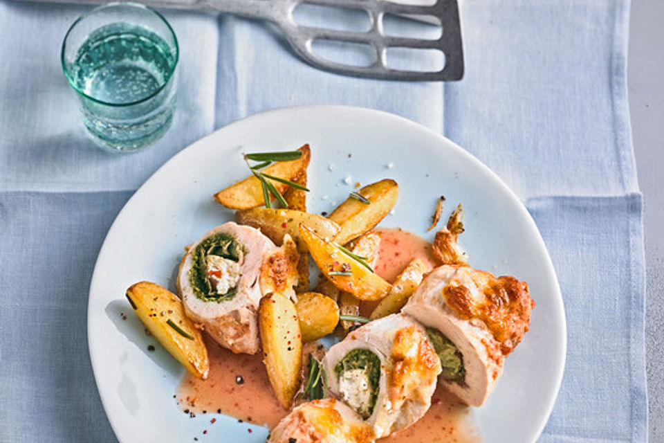 Gefüllte Hähnchenröllchen mit Pesto, Feta und Schinken à la Toscana