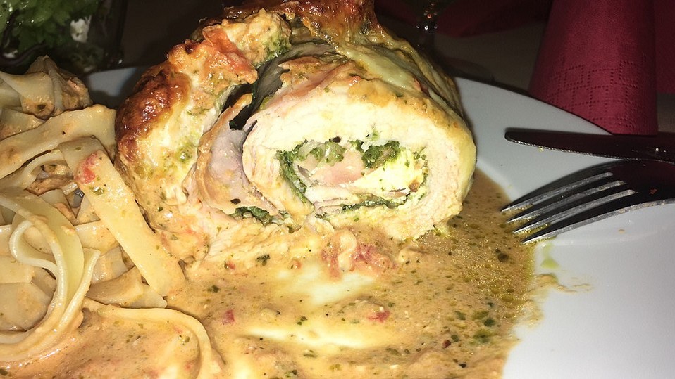 Gefüllte Hähnchenröllchen mit Pesto, Feta und Schinken à la Toscana von ...