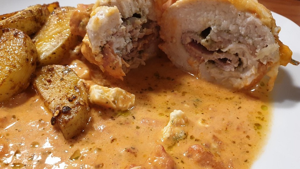 Gefüllte Hähnchenröllchen mit Pesto, Feta und Schinken à la Toscana von ...