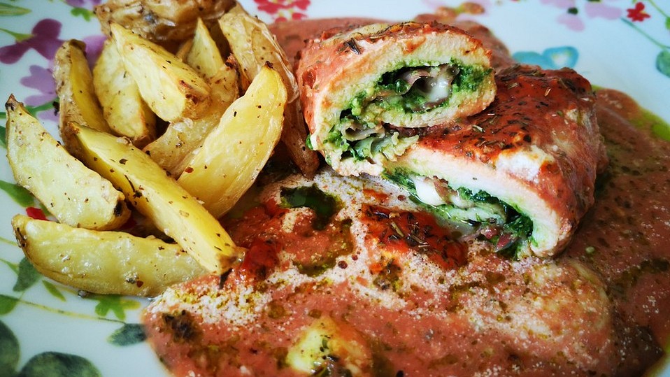 Gefüllte Hähnchenröllchen mit Pesto, Feta und Schinken à la Toscana von ...