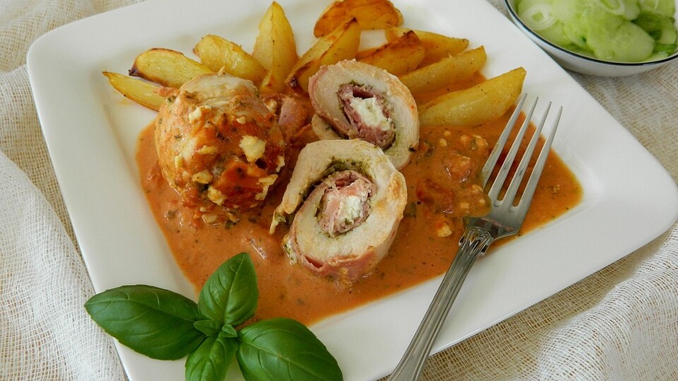 Gefüllte Hähnchenröllchen mit Pesto, Feta und Schinken à la Toscana von ...
