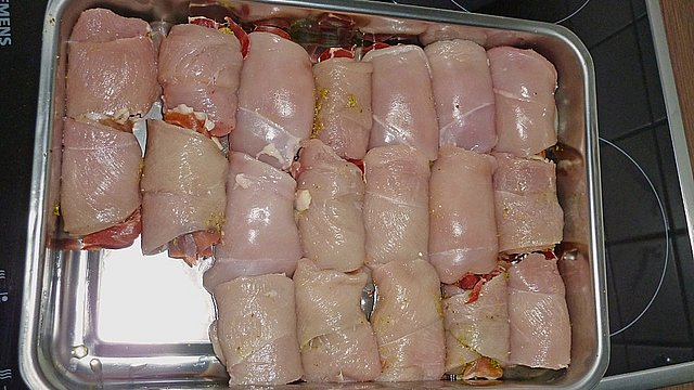 Gefüllte Hähnchenröllchen mit Pesto, Feta und Schinken à la Toscana von ...