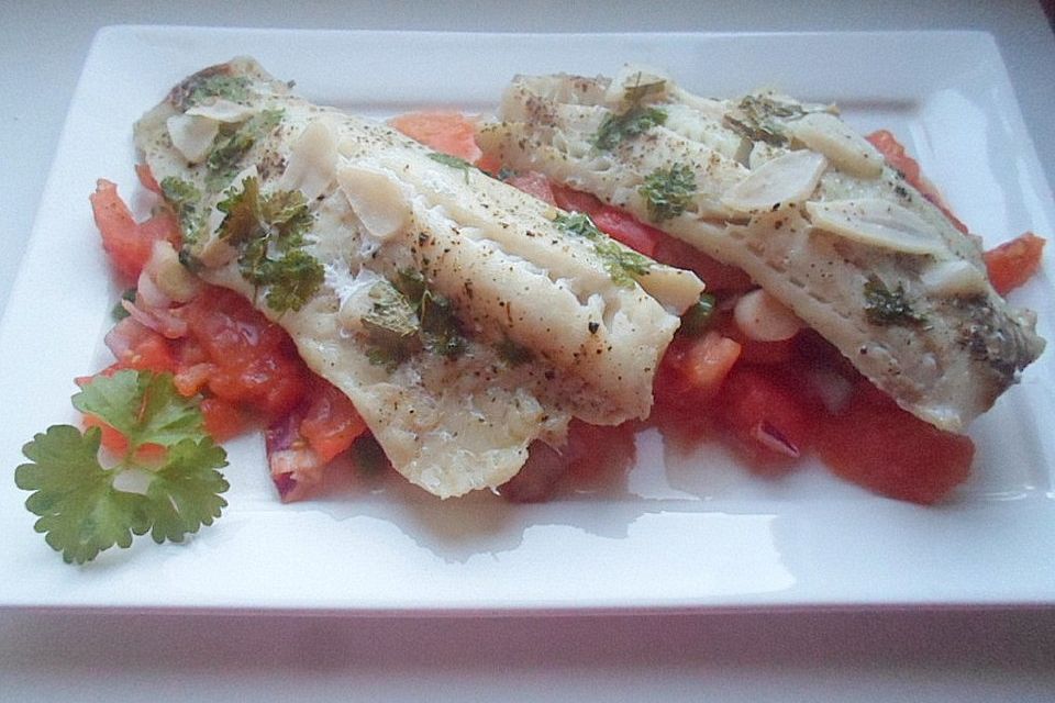 Seelachsfilet auf Tomaten-Lauch-Bett