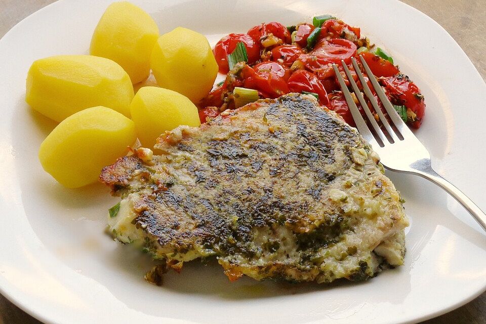 Seelachsfilet auf Tomaten-Lauch-Bett