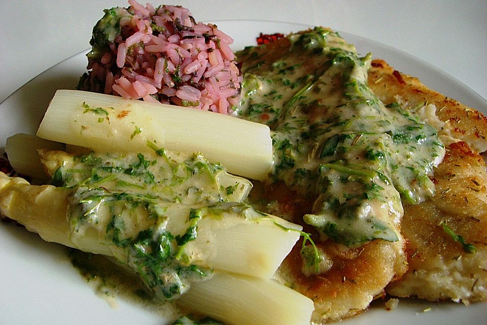 Roter Reis mit Fischfilet, Spargel und Kerbel - Kräutersoße