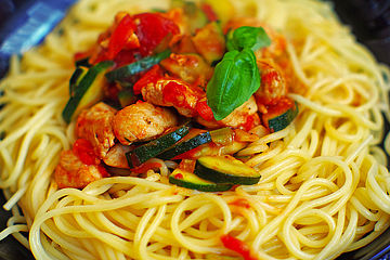 Spaghetti mit Hühnerbrust, Gemüse und Basilikum