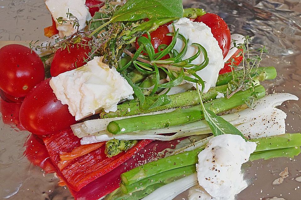 Chicas Feta -  Päckchen mit grünem Spargel vom Grill