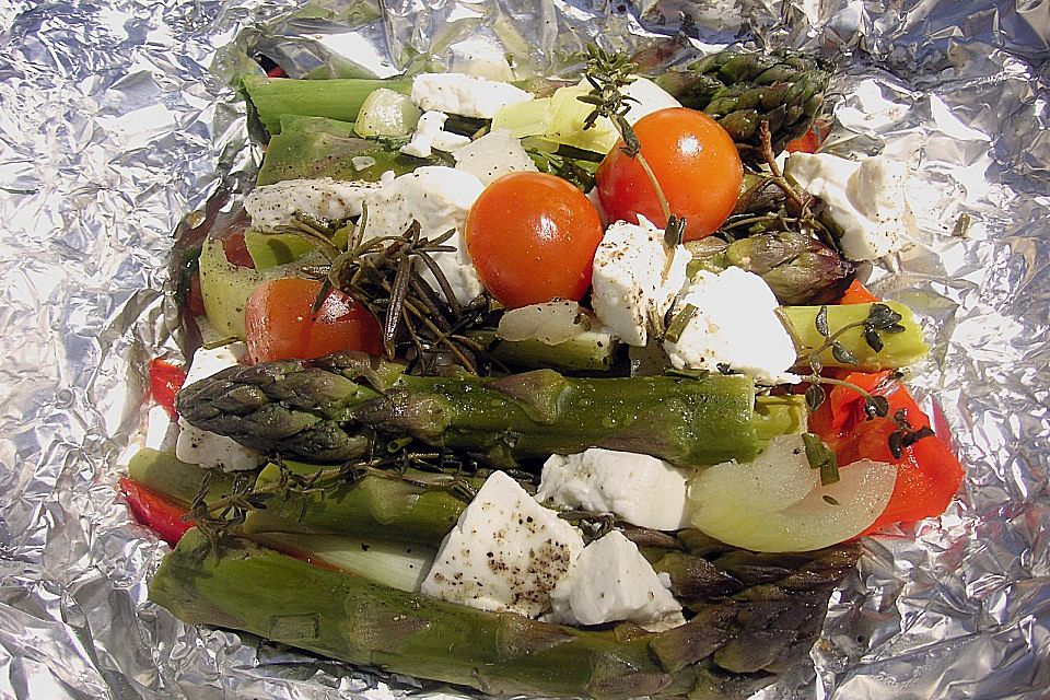 Chicas Feta -  Päckchen mit grünem Spargel vom Grill