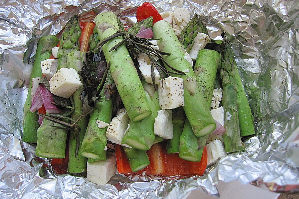 Chicas Feta -  Päckchen mit grünem Spargel vom Grill