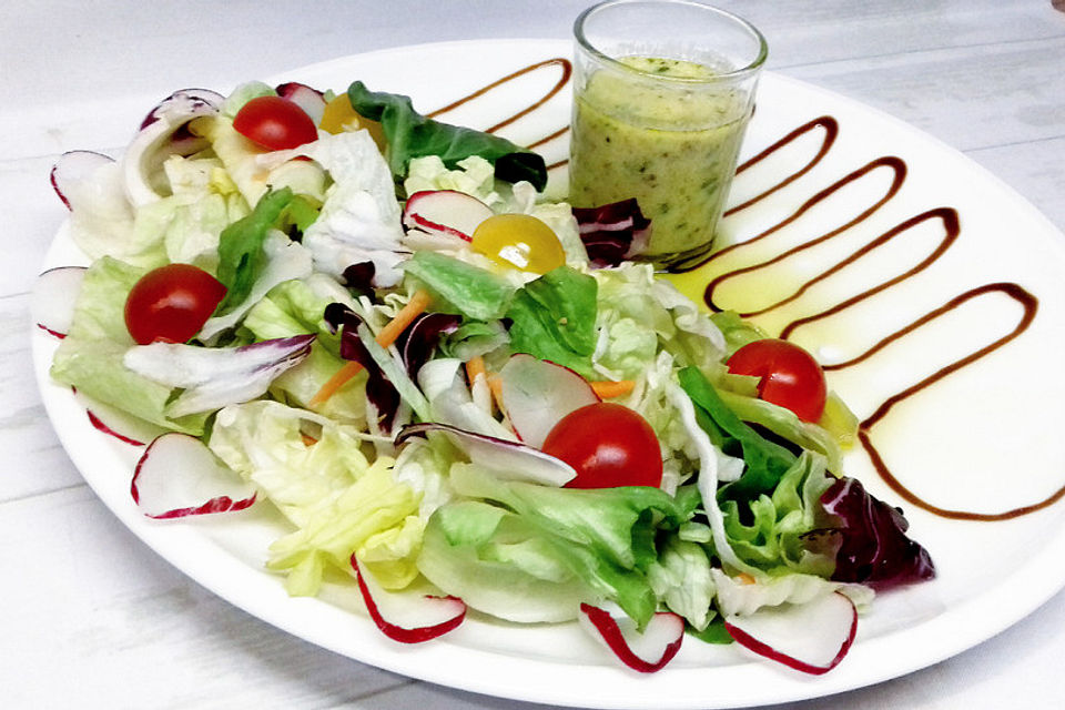 Einfaches und schnelles Salatdressing