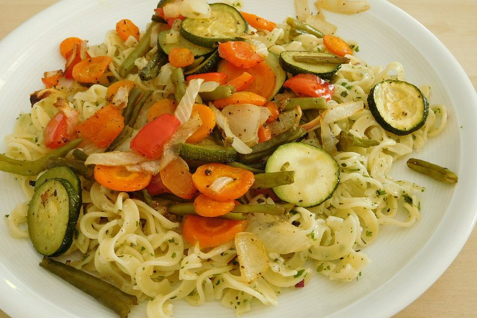 Pasta mit geröstetem Gemüse, Kräutern und Parmesan