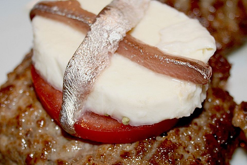 Frikadellen mit Mozzarella und Tomaten Frikadellen mit Mozzarella und Tomaten