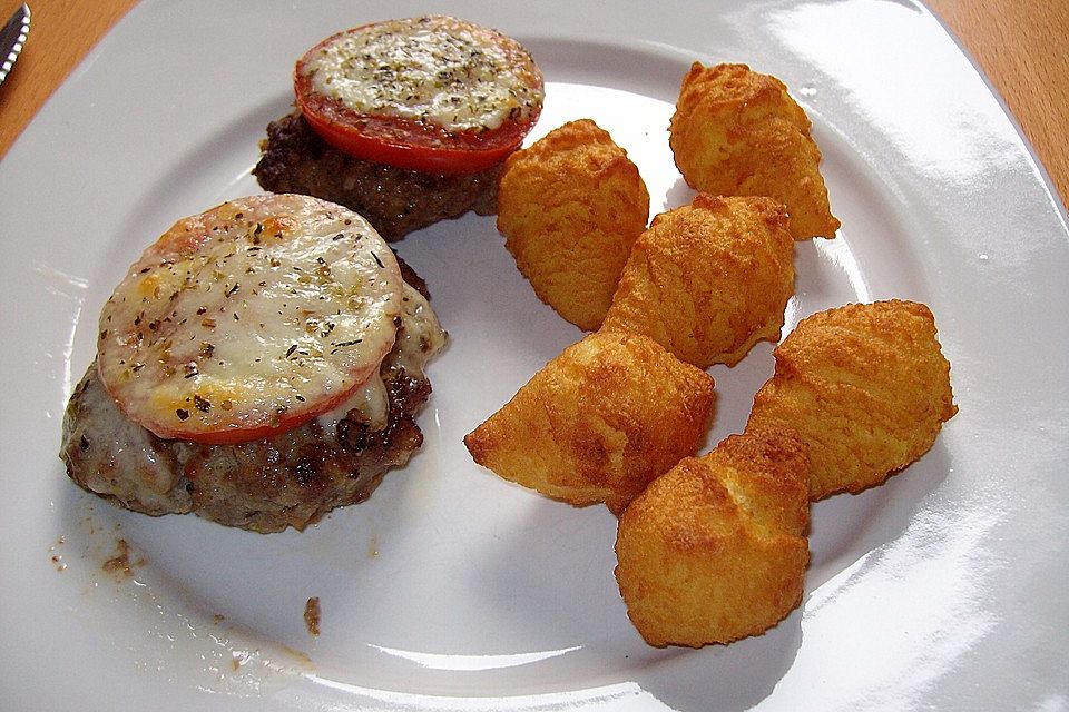 Frikadellen mit Mozzarella und Tomaten Frikadellen mit Mozzarella und Tomaten