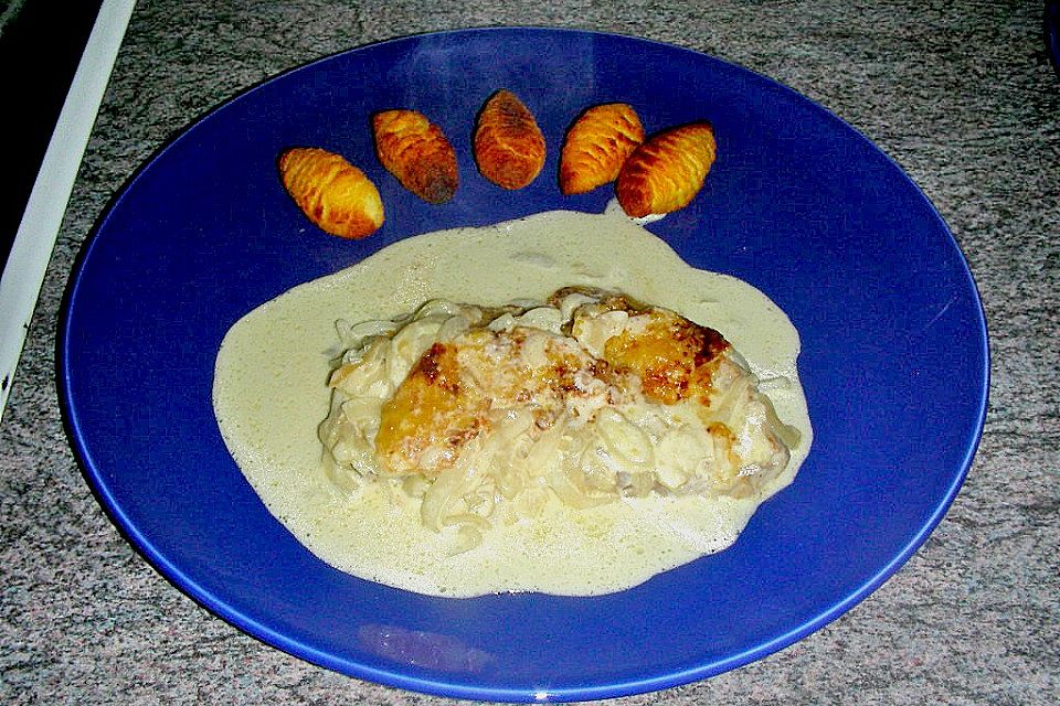 Schweineschnitzel mit Zwiebeln und Sahne