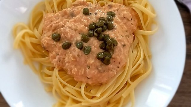 Spaghetti mit Thunfisch - Kapern - Sauce von semmelknöderl