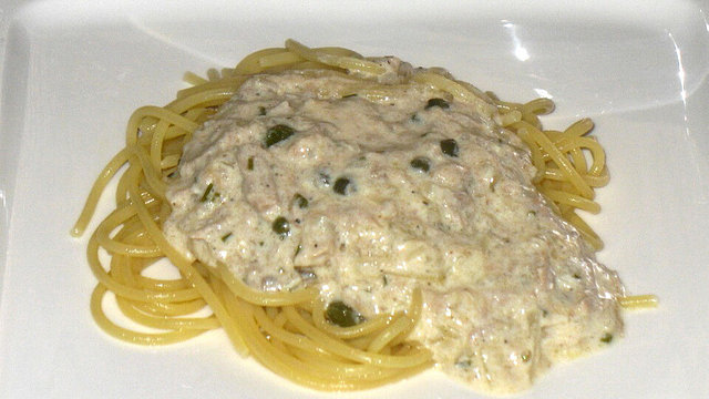 Spaghetti mit Thunfisch - Kapern - Sauce von semmelknöderl