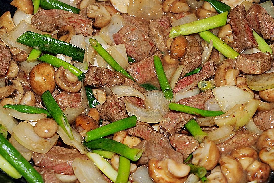 Chau Ngau Yuk - Rindfleisch mit Pilzen und Zwiebeln