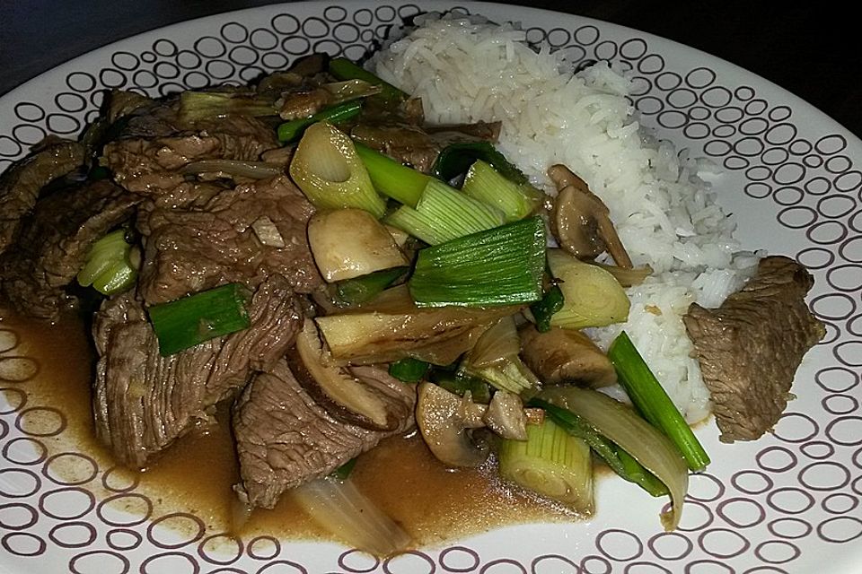 Chau Ngau Yuk - Rindfleisch mit Pilzen und Zwiebeln