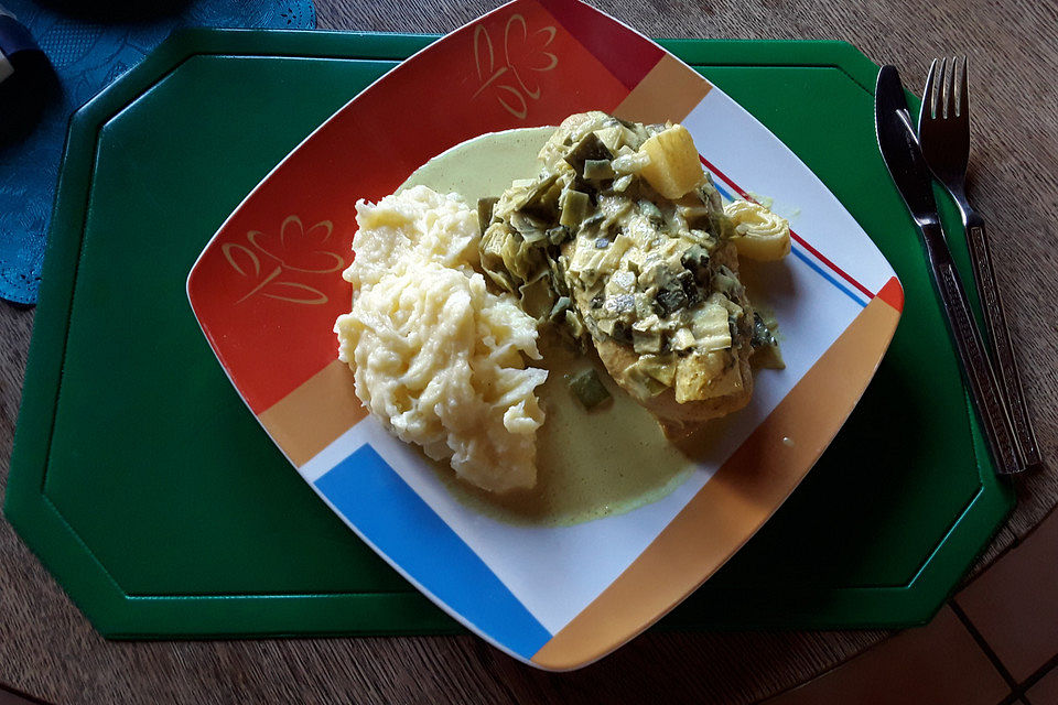 Zarte Hähnchenbrust auf dem Lauchbett in fruchtiger Ananas - Currysoße