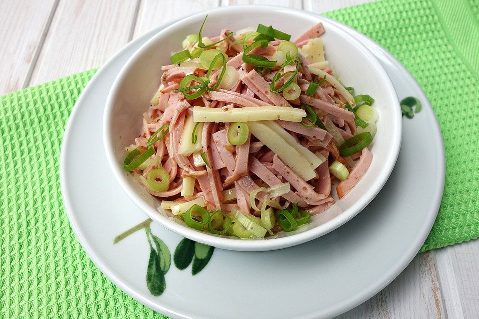 Wurstsalat mit Käse