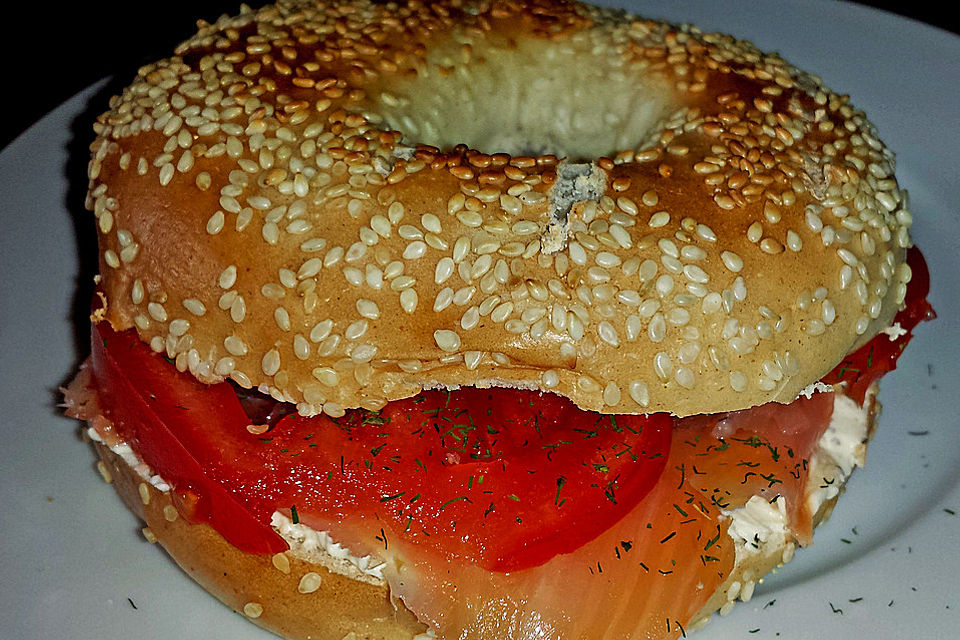 Sesambagel mit Frischkäse und Räucherlachs