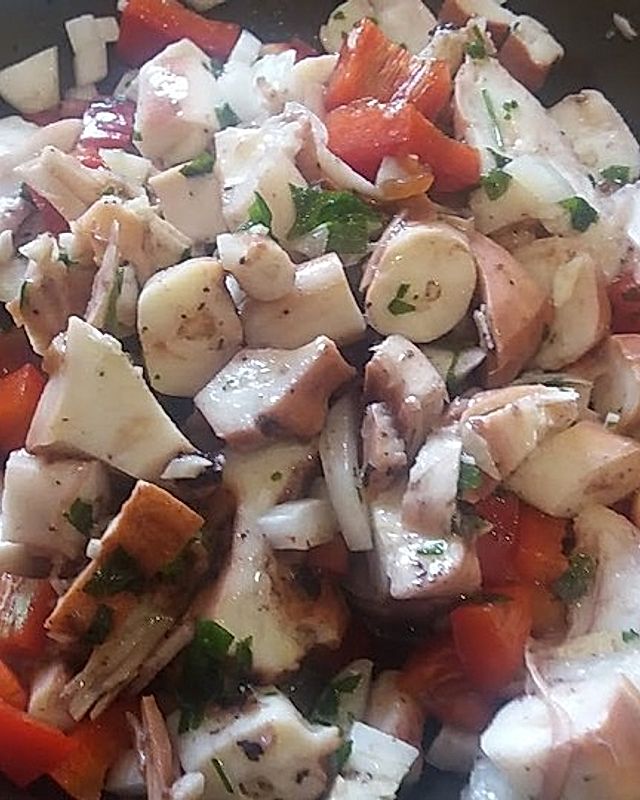 Tintenfisch-Salat mit Paprika und Knoblauch