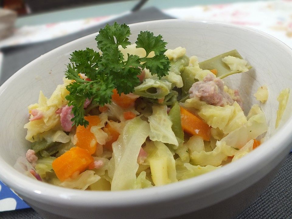 Sommerwirsing-Eintopf mit Möhren, Ingwer und Bratwurstwürfeln von ...