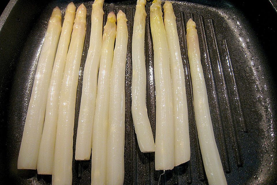 Putenmedaillons auf Stangenspargel mit Erdbeer - Ingwer - Püree