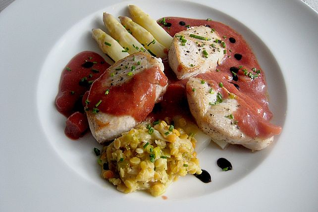 Putenmedaillons auf Stangenspargel mit Erdbeer - Ingwer - Püree von ...