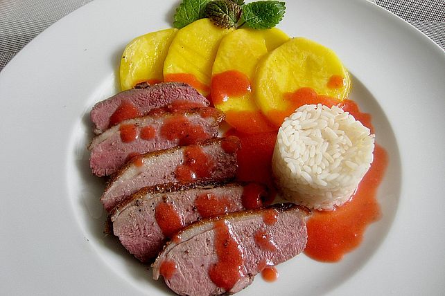 Entenbrusttranchen an gebratenen Mangoscheiben mit Erdbeer - Ingwer ...